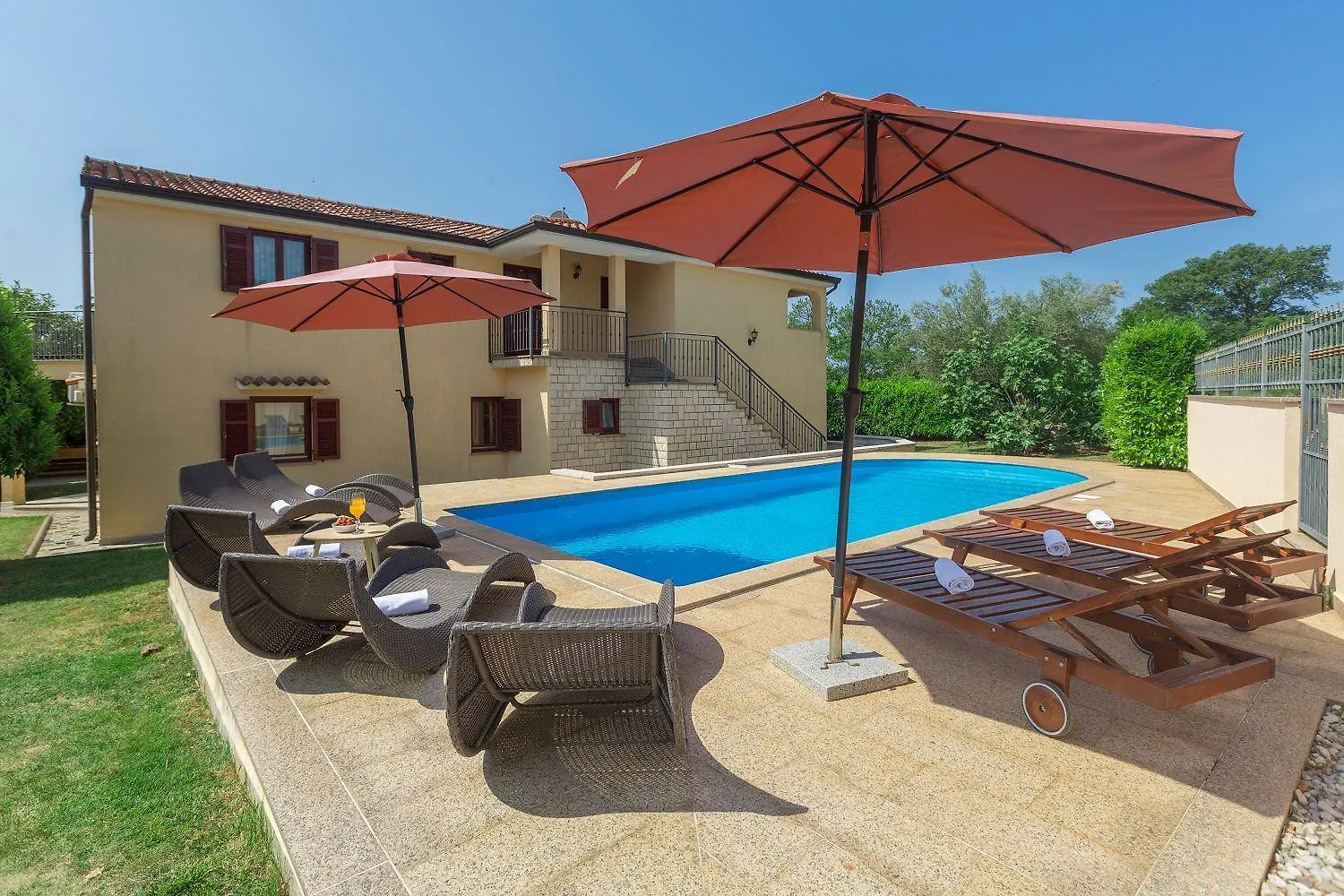 Traumhaftes Apartment Nur 250 Meter Zum Strand Mit Meerblick, Pool, Grillbereich, Privatparkplatz Porec