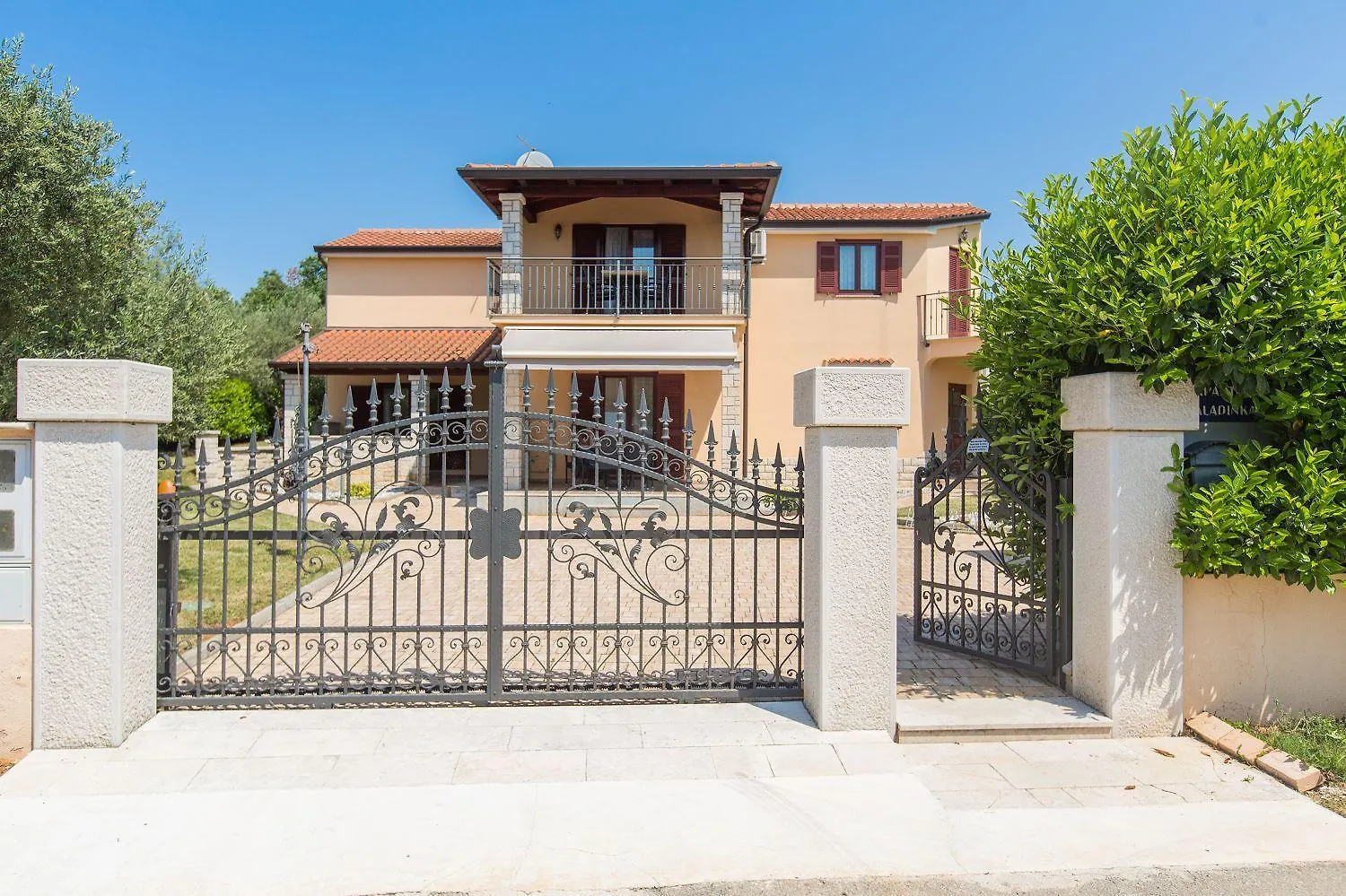 Traumhaftes Apartment Nur 250 Meter Zum Strand Mit Meerblick, Pool, Grillbereich, Privatparkplatz Porec